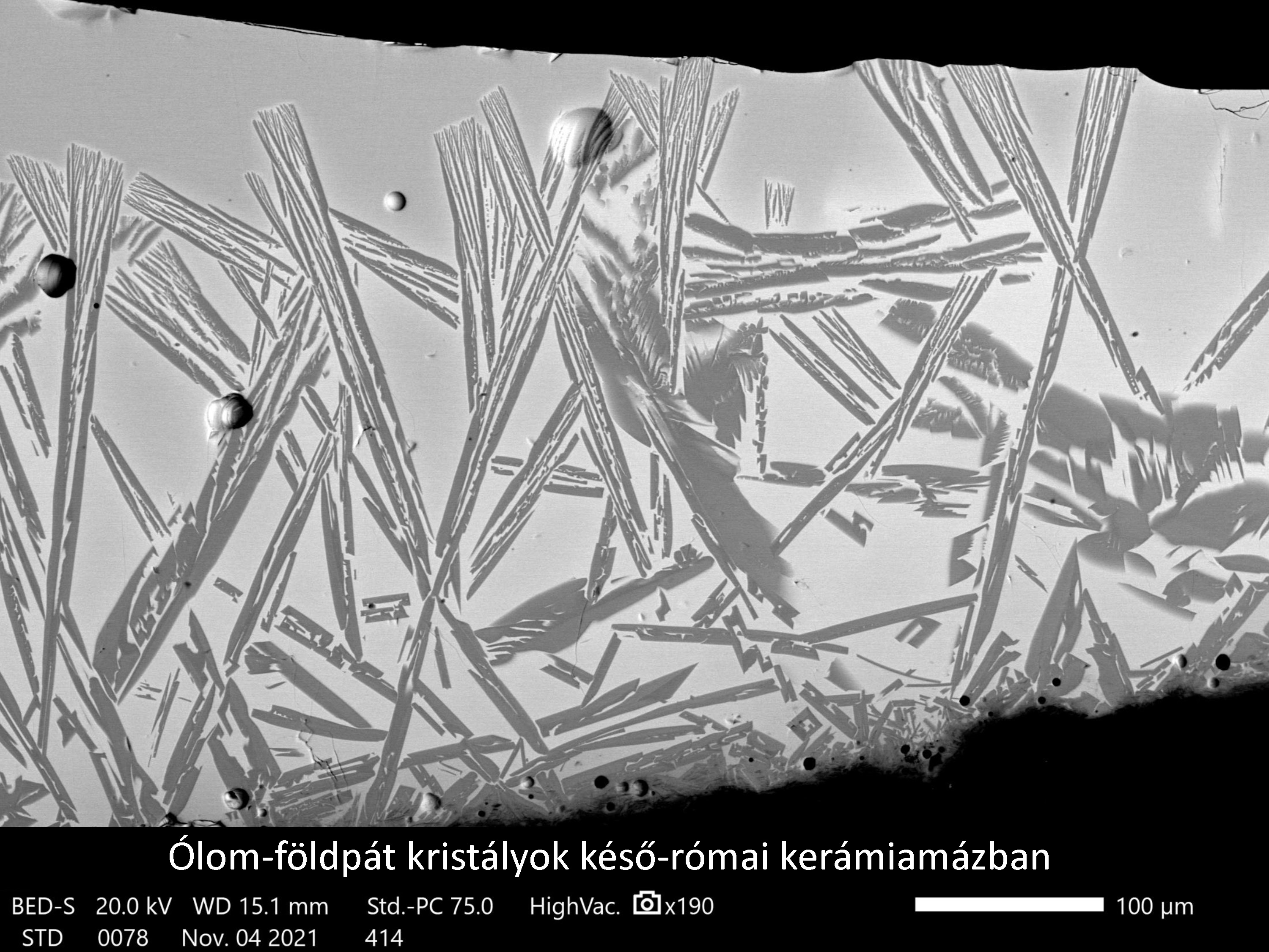 Ólom-földpát kristályok késő-romai kerámiamázban